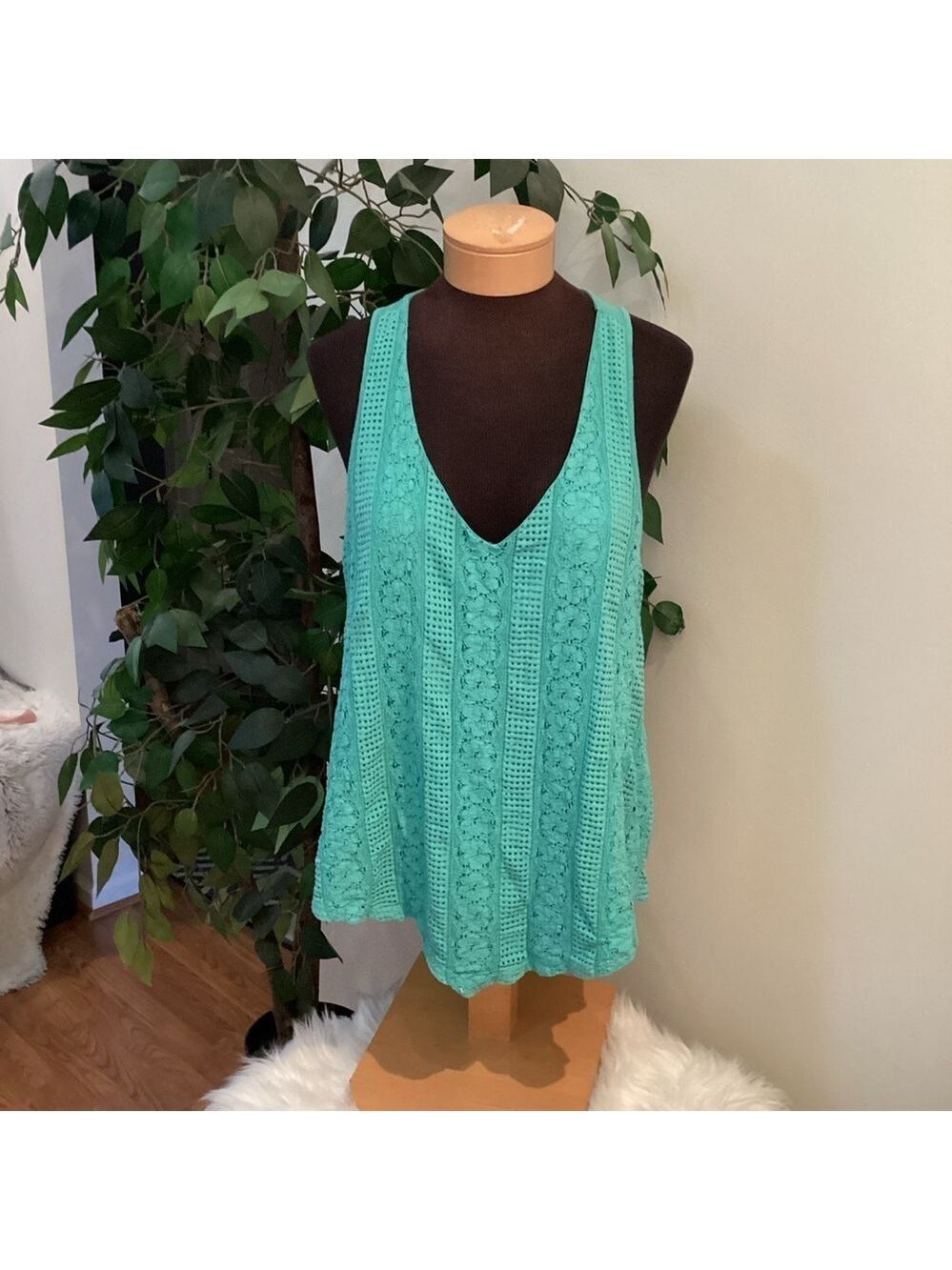 Heart Soul racerback v neck tank top Woman’s size XL mint green stretch